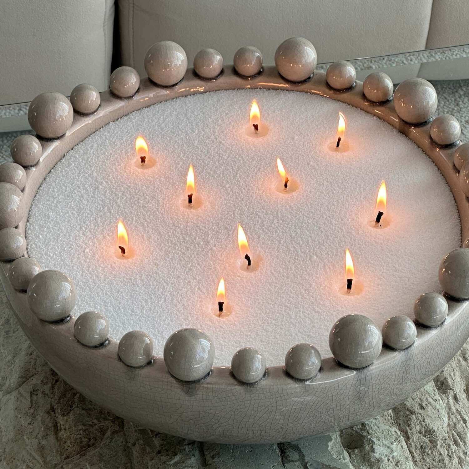 Bougie perlée Enora-Bougie allumée dans un grand récipient décoratif avec mèches multiples, sable blanc végétal et design élégant pour une ambiance apaisante et chaleureuse.
