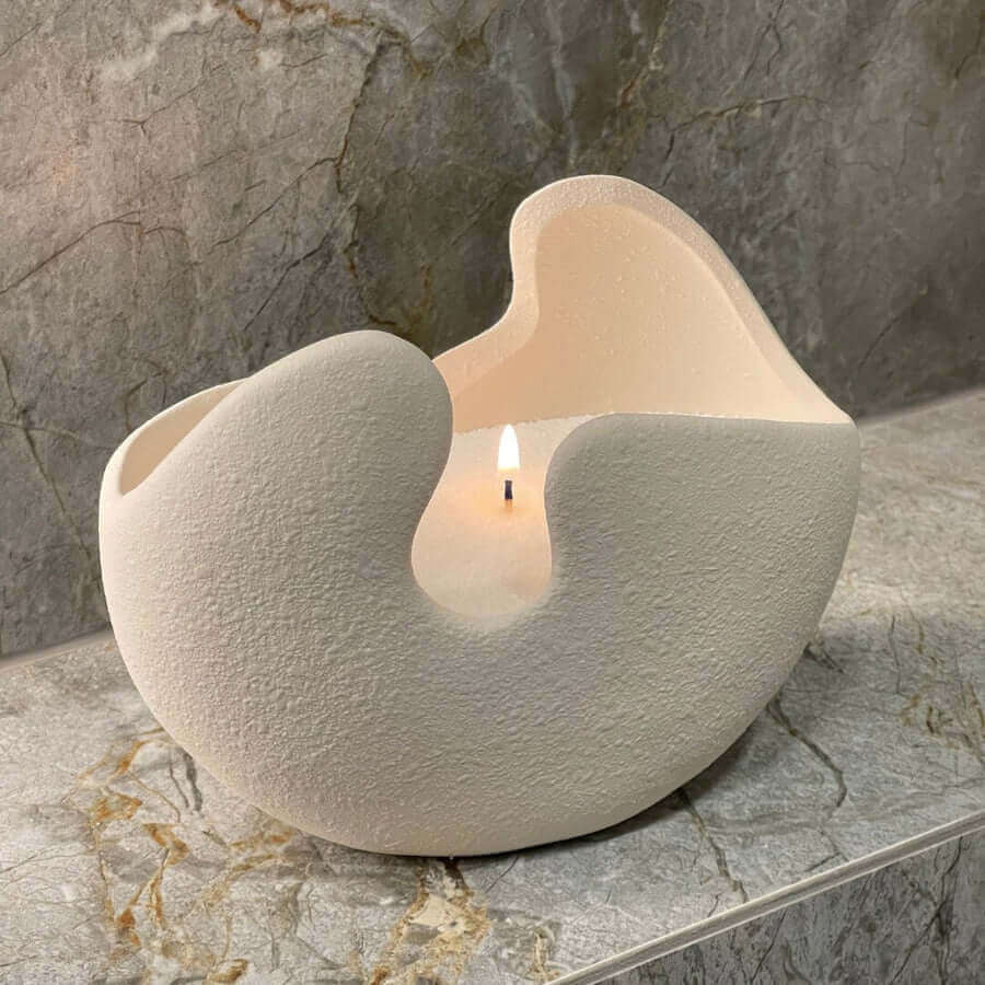 Bougie perlée Enora-Bougie dans un vase sculptural en céramique texturée, cire végétale naturelle, design artisanal pour décoration intérieure zen et moderne